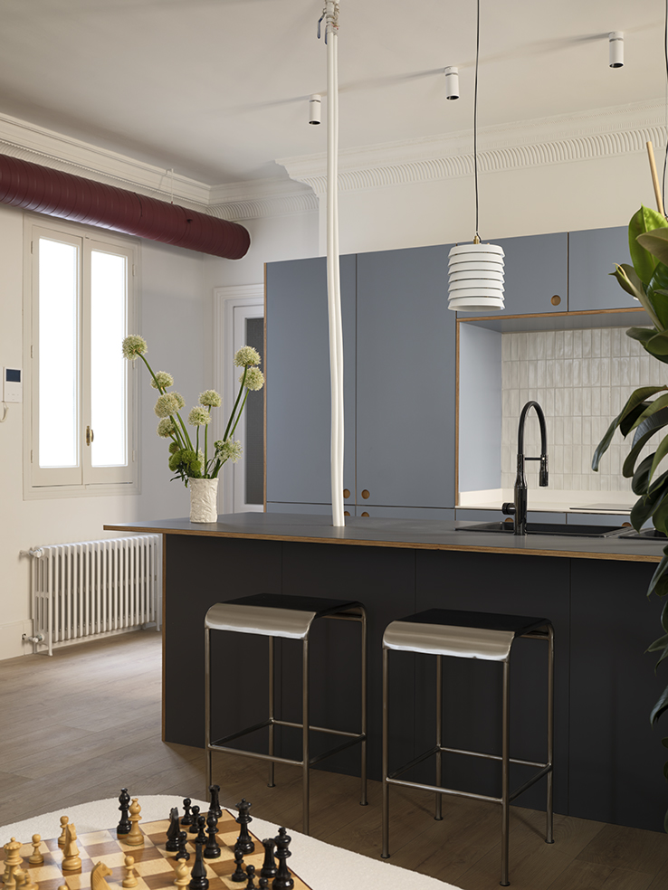 Cocina con isla central y taburetes