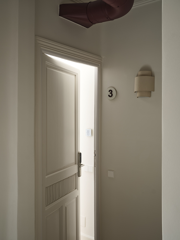 Puerta de la habitación 3 con aplique de pared